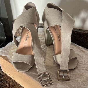 4 inch Sandals size 7